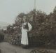 Agnes Tiedemann i Villa Balconens hage 1911.